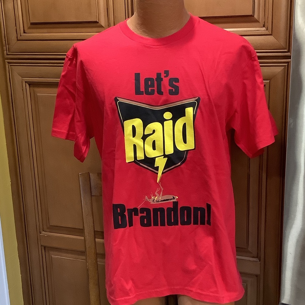 RED RAID GRAPHIC T -SHIRT